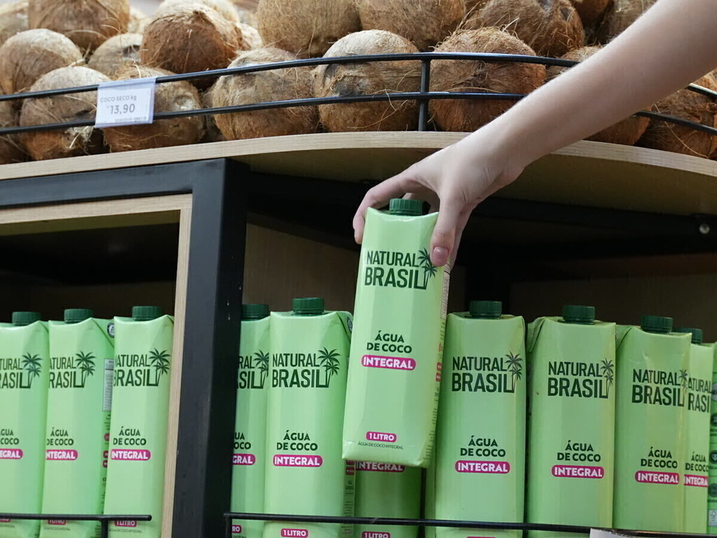 Kit Geladeira: 5 caixas de água + 4 de polpa, 1 litro de água de coco integral Natural Brasil